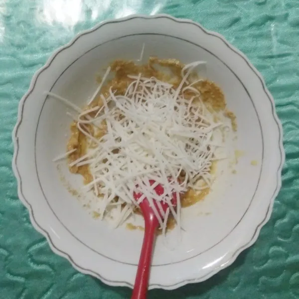 Masukkan parutan keju.