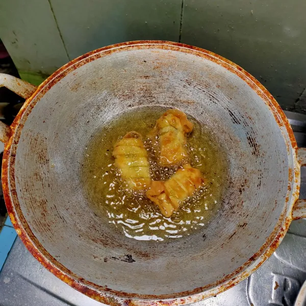 Goreng hingga kecoklatan, balik satu kali saja. Tiriskan dan sajikan.
