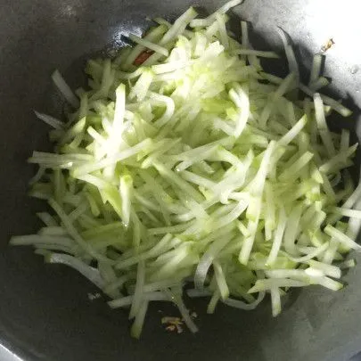 Tuangi secukupnya air bersih, masukkan labu siam. Masak hingga setengah matang.