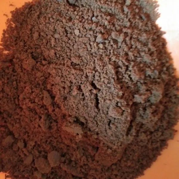 Hancurkan biscuit cokelat setelah dipisahkan dari isian krimnya.