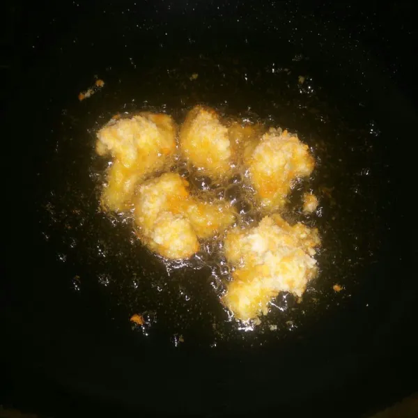 Siapkan pan dan panaskan minyak.Goreng kembang kol dengan api sedang sampai matang / berwarna golden brown.Angkat,tiriskan dan sajikan dengan saos tomat