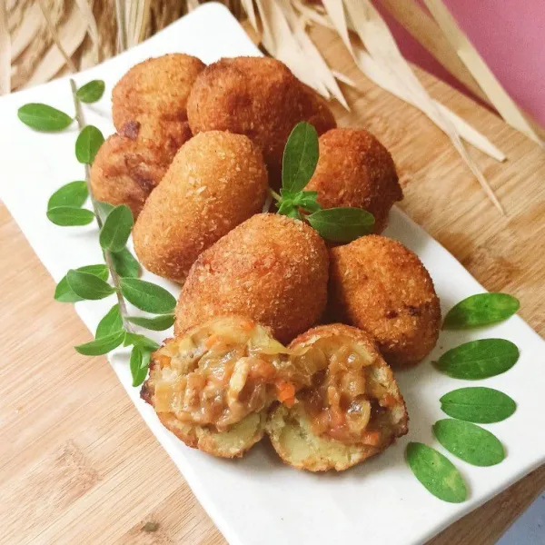 Untuk penyajian. Tiriskan kroket setelah digoreng hingga minyak berkurang.