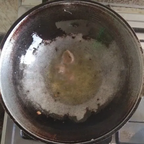 Goreng pentol dengan mengunnakan minyak goreng.