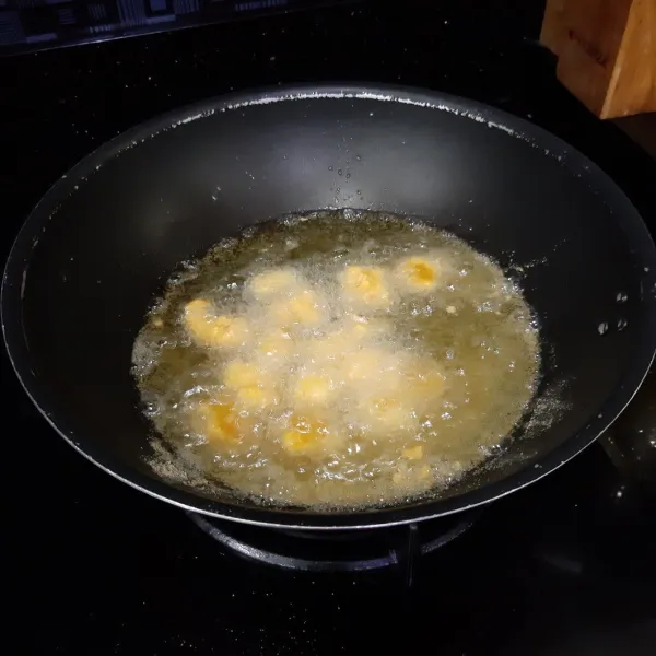 goreng dalam minyak panas. sajikan.