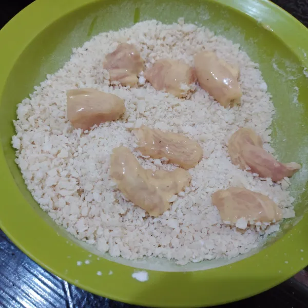 Masukan pada bahan kering, lalu goreng ayam hingga matang.