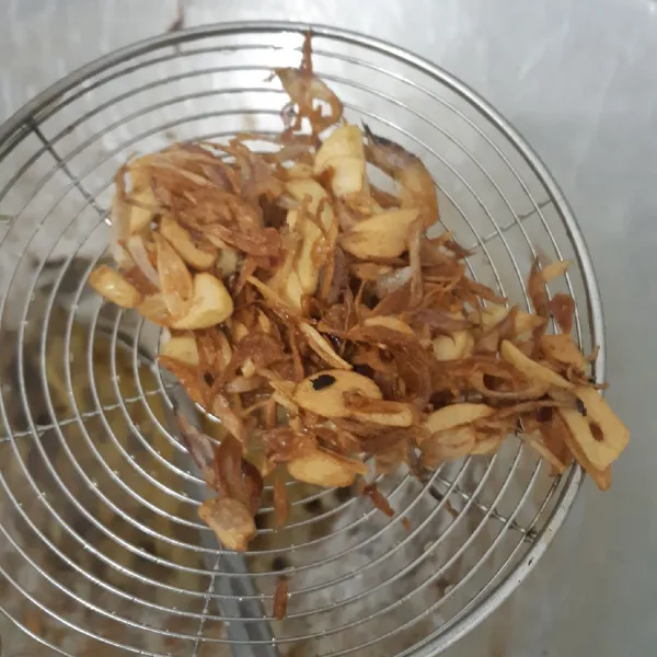 Panaskan minyak. Goreng bawang merah dan putih hingga kecoklatan. Angkat dan tiriskan.