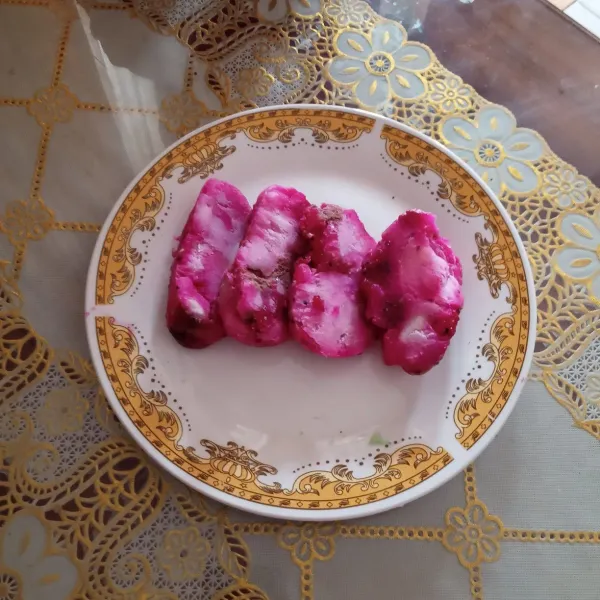 Setelah puding beku ,lalu keluarkan dari di potong lalu sajikan.