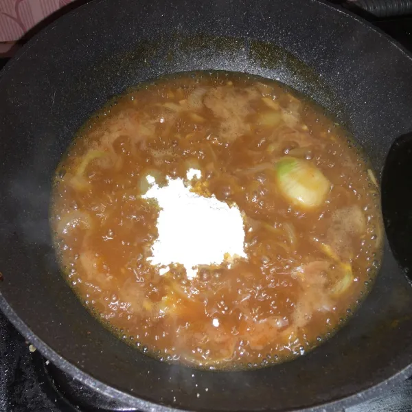 Masukkan sisa air dan tambahkan tepung maizena serta kaldu jamur dan merica. Aduk hingga tepung tercampur merata dan sedikit mengental. Koreksi rasa