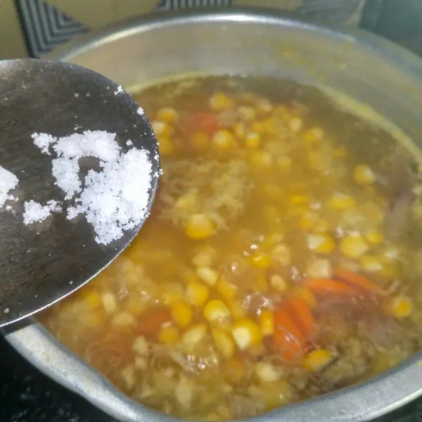 Masukkan garam, gula pasir dan kaldu jamur, masak hingga jagung dan wortel matang.