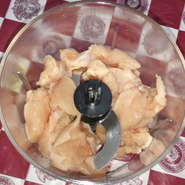 Potong ayam kecil kecil lalu haluskan menggunakan chopped atau blender.