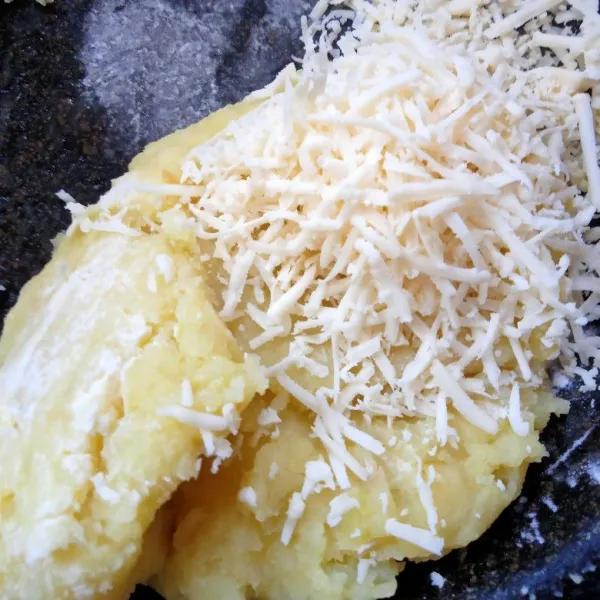 tambahkan jeju parut, aduk rata. sisihkan.