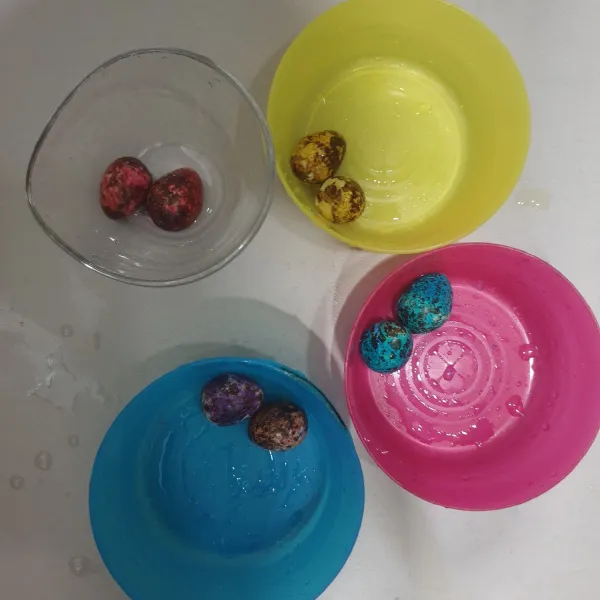 setelah 5 menit, Cuci telur untuk membuang lebihan warnanya.