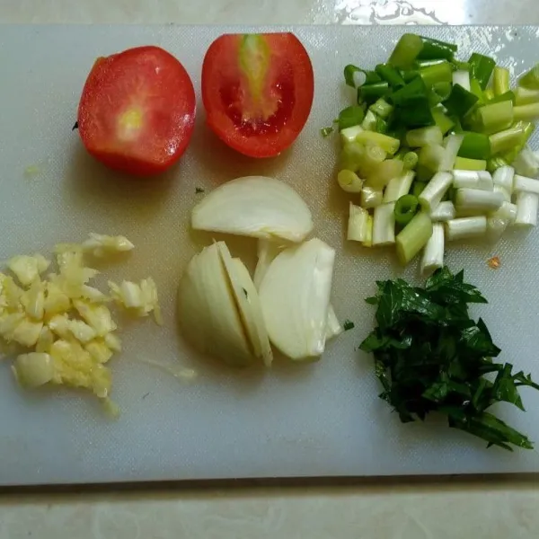 Geprek bawang putih, iris-iris bawang bombay