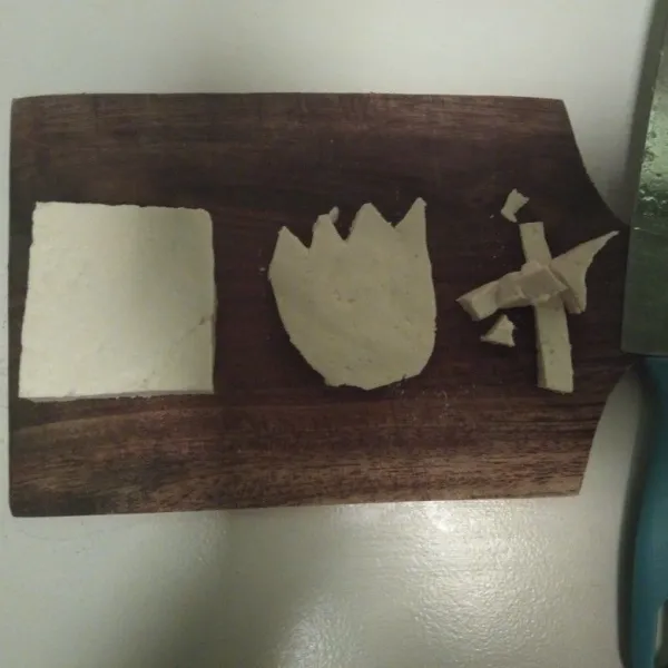 Iris tahu berbentuk persegi, lalu iris tipis. Setelah itu bentuk bunga lili. Sesuaikan dengan ukuran nasi. rendam dengan air yang telah diberikan garam dan kaldu jamur.