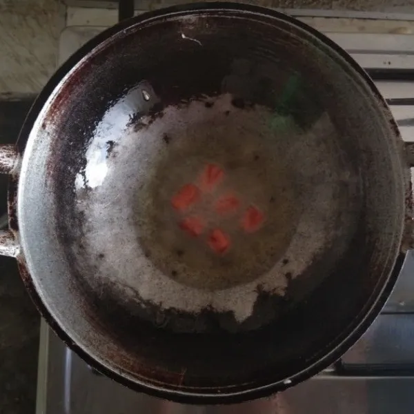 Goreng sosis, jangan lupa di bolak balik agar potongan sosis yang telah di buat tadi mekar.