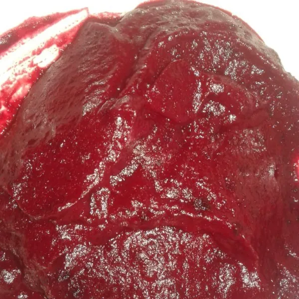 Kupas kulit kentang dan buah bit lalu haluskan jadi satu.