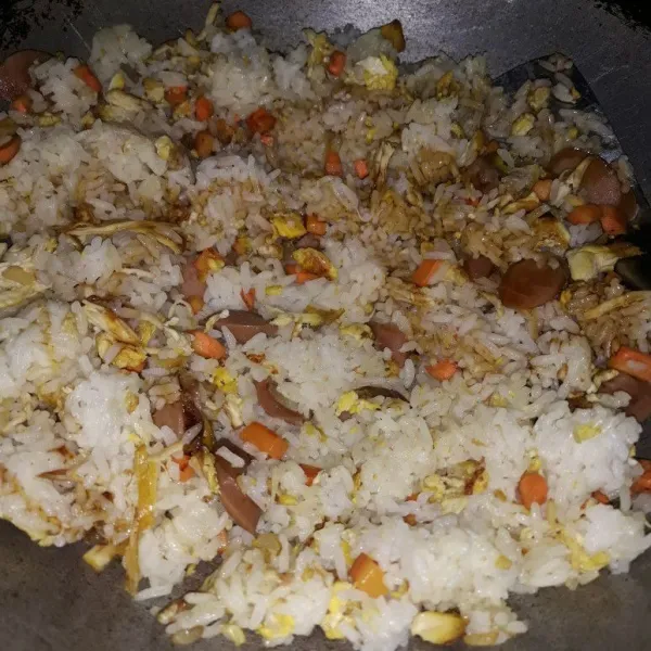 Selanjutnya masukan nasi dan kecap manis . aduk rata masak sebentar. koreksi rasa dan siap disajikan.