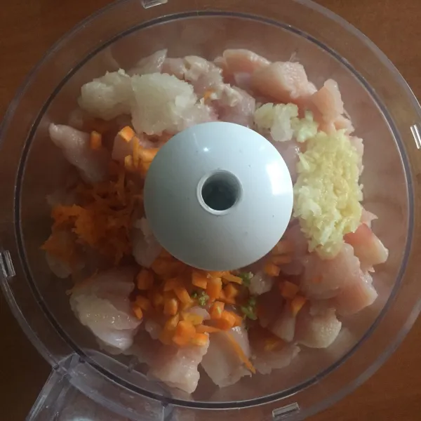Siapkan chopper, masukkan ayam, bawang merah, dan bawang putih