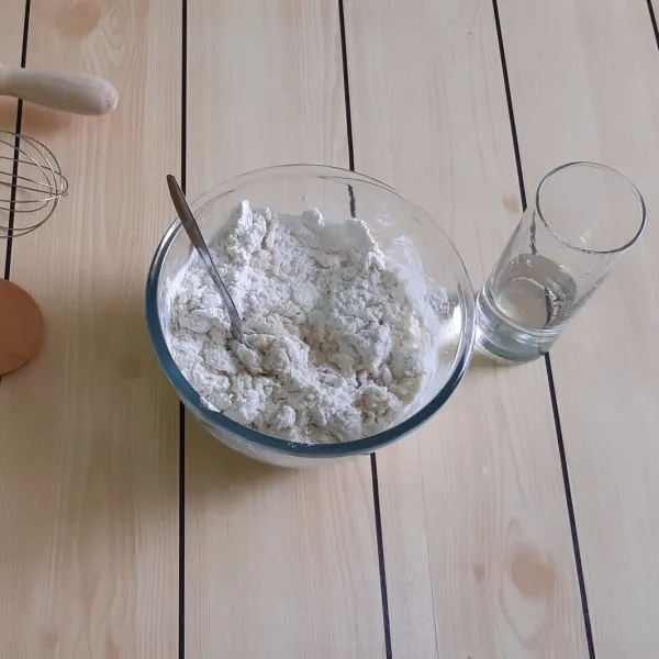 Campur bahan kecuali margarin dan garam, uleni sampai tercampur rata.