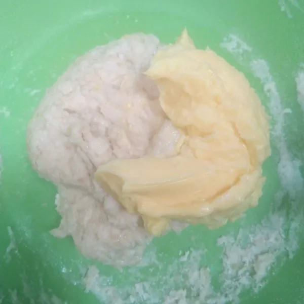Masukan kuning telur,  susu cair sambil diuleni sampe kalis lalu masukan margarin.