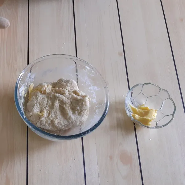 Setelah tercampur rata tambahkan margarin dan garam lalu uleni lagi sampai agak begitu kalis.