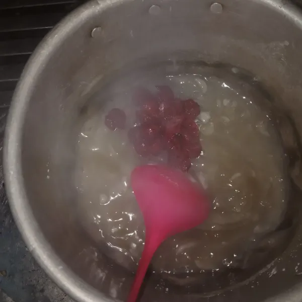 Masak dengan api kecil sambil di aduk sampai mendidih masukan buah naga aduk rata masak sampai matang angkat.