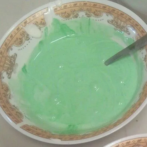Ambil 2 centong sayur adonan putih lalu beri secukupnya pasta pandan aduk ratakan.