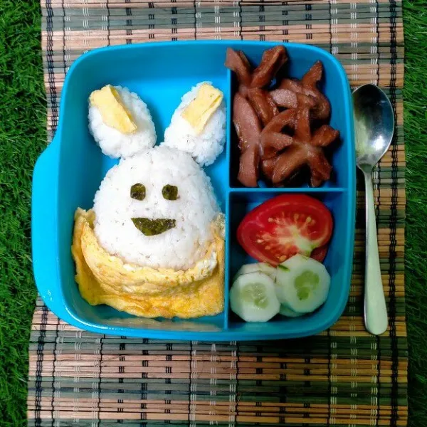 Letakkan semua komponen dan tata rapi di dalam bento box. Karakter Bento Box siap dibawa