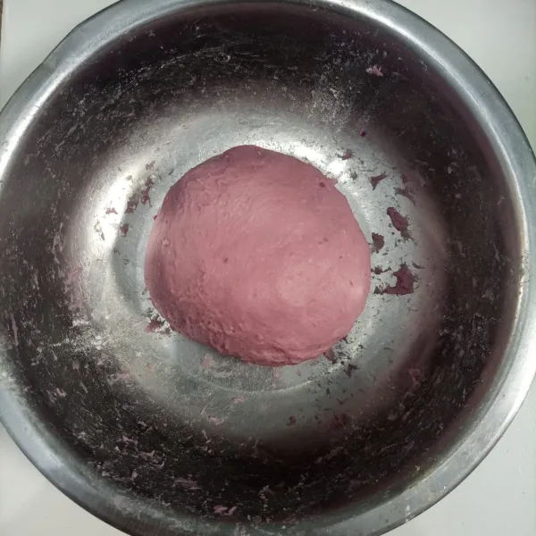 Campur ubi ungu, tepung terigu, gula pasir, garam, dan ragi instan. Aduk rata. Masukkan telur. Uleni sampai tercampur rata. Kemudian masukkan air sedikit-sedikit. Uleni sampai kalis. Diamkan selama 30 menit sambil ditutup lap bersih.