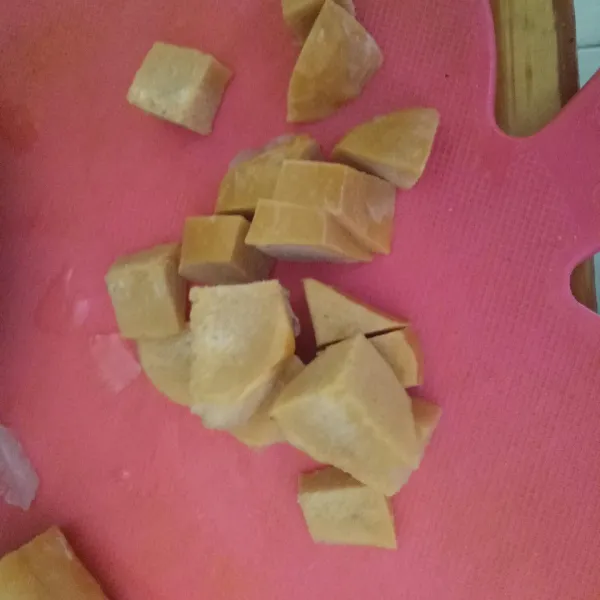 Potong dadu kecil sosis