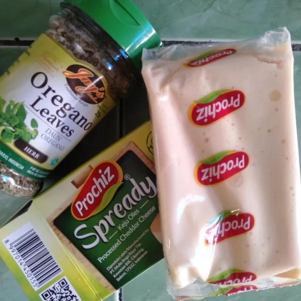 Siapkan keju spready & bubuk oregano.