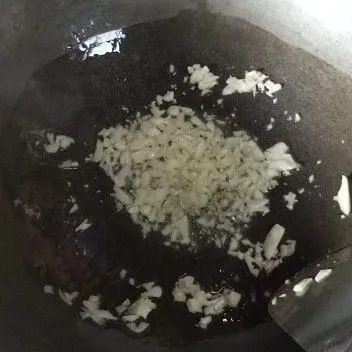 Tumis bawang putih dengan secukupnya minyak goreng hingga harum.