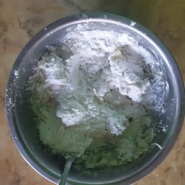 Masukkan tepung beras dan tepung tapioka.