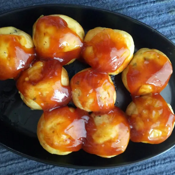 Olesi takoyaki dengan saus bbq