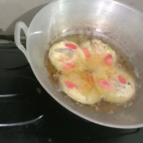 Setelah setengah matang, masukkan ke dalam minyak panas dalam penggorengan.