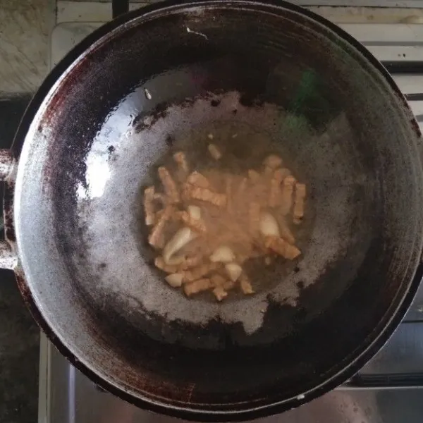 Goreng tempe menggunnakan minyak hingga kering.