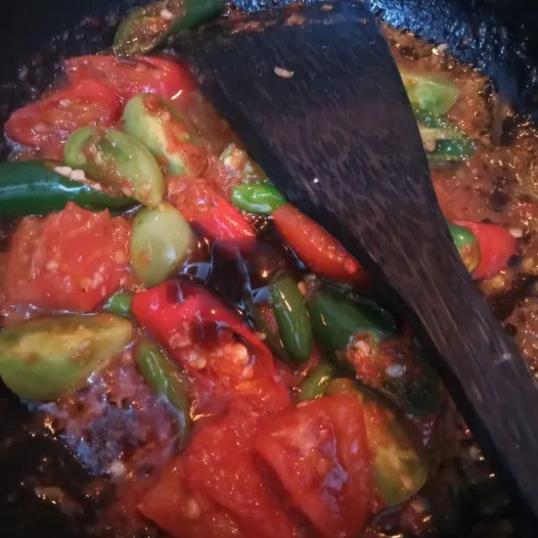 Masak bumbu hingga air berkurang.