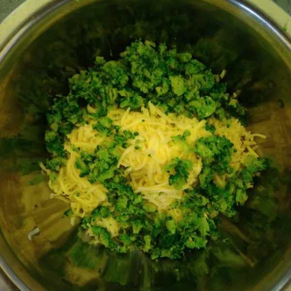 Parut keju mojarela, tambahkan brokoli cincang. Aduk rata. Timbang seberat 5 gr, bentuk bulat. lakukan hingga habis. Sisihkan, simpan dalam kulkas.