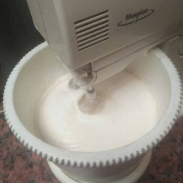 Masukan santan lalu mixer dengan kecepatan tinggi selama 10 menit sampai adonan menjadi putih kental berjejak .
