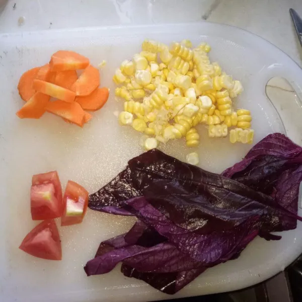 Cuci bersih wortel,bayam,tomat dan jagung.Iris serong wortel dan tomat.Pipil jagung dan siangi bayam merah.