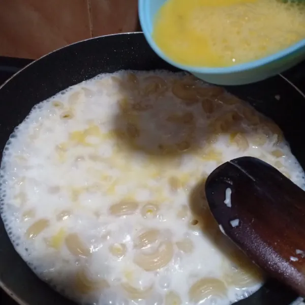 Tambahkan kocokan telur,aduk cepat lalu angkat dan sajikan bersama keju parut diatasnya.