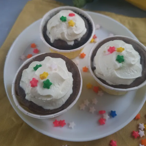 Keluarkan dari oven. Apabila sdh dingin hias permukaan dengan whipping cream atau sesuai selera, supaya buah hati senang menikmatinya.