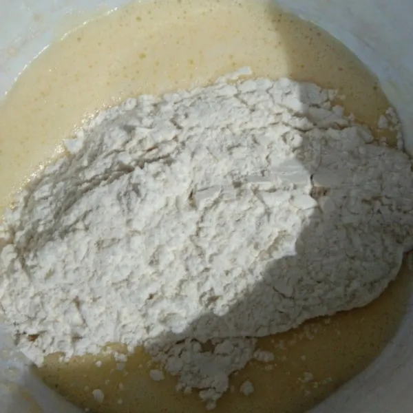 Kocok telur bersama gula pasir hingga berbuih, tambahkan tepung terigu, baking powder, garam, susu cair dan margarin cair, aduk rata.