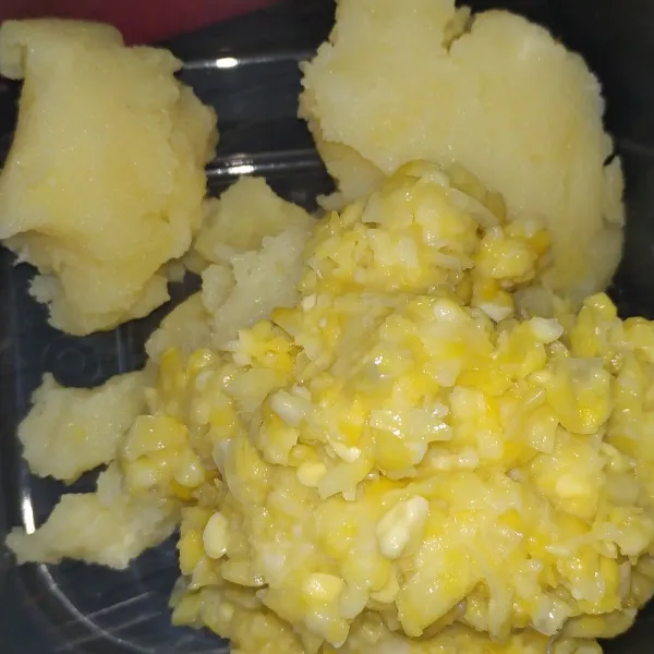 Haluskan kentang dengan garpu. Haluskan jagung dengan food processor.