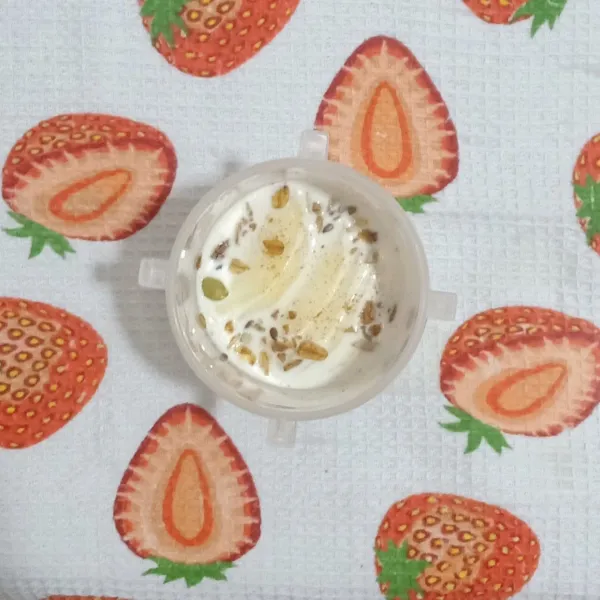 Overnight oat dapat dimakan dengab menambahkan topping diatasnya seperti granola dan buah-buahan sesuai selera (disini menggunakan apel)