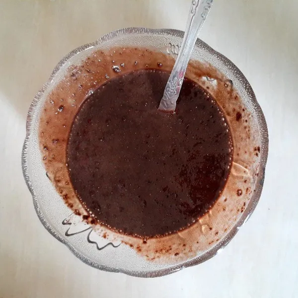 Masukkan Chocolatos dan air panas, lalu aduk sampai rata. Sisihkan