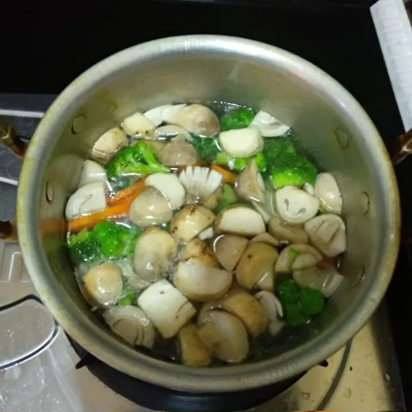 Masukkan brokoli jamur dan wortel masak hingga lunak