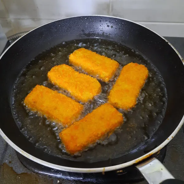 Bila ingin menggoreng, keluarkan dahulu nugget disuhi ruangan. Goreng dengan minyak panas hingga kuning keemasan. Selamat mencoba.