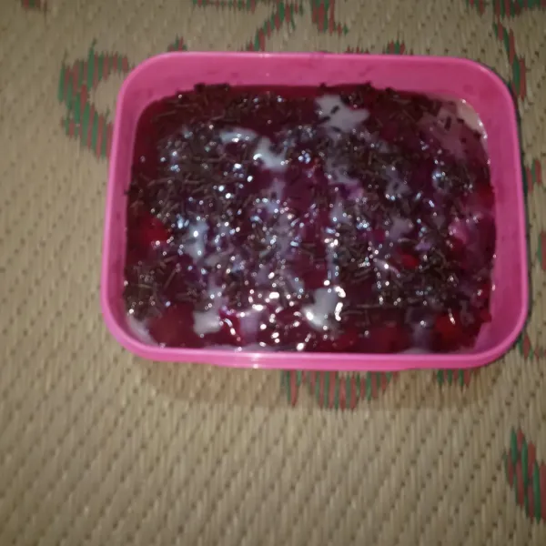 Siapkan cetakan ,masukan puding ke dalam cetakan lalu masukan kedalam  flijer selama 4 jam atau sampai menjadi beku.