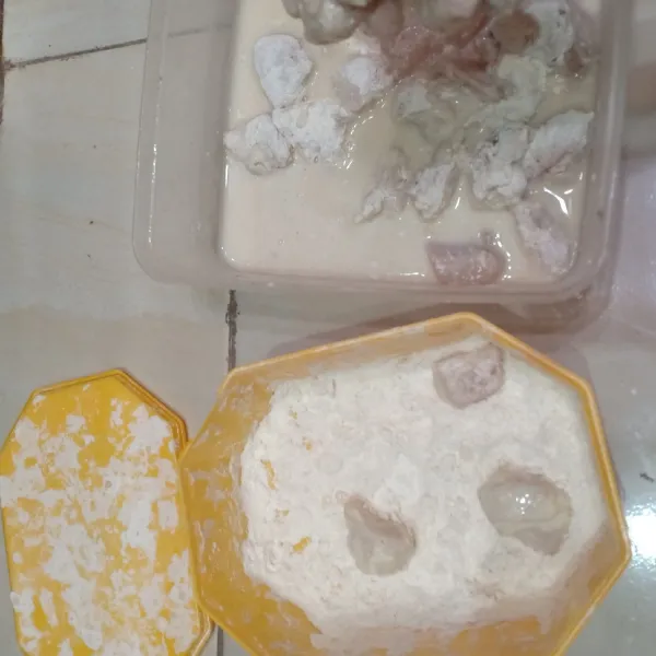 Adonan basah : larutkan 3 sdm terigu ke dalam 300 ml air, lalu aduk rata. Celupkan ayam ke dalam adonan basah lalu masukan ke dalam tepung kering hingga permukaannya tertutupi tepung kering. Ulangi tahapan ini sebanyak dua kali agar lapisan tepung cukup tebal.